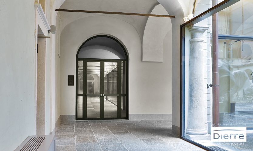 097333700-1687352037visual_doppio-battente-con-arco-e-fiancoluce_cover